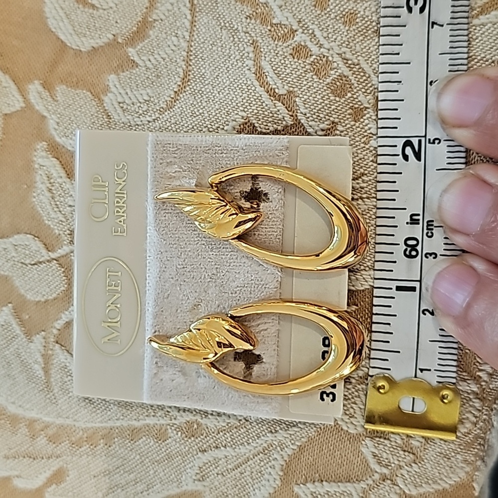 Monet Vintage Gold Tone Leaf Motif Oval Teardrop Clip On Earrings - Picture 7 of 7